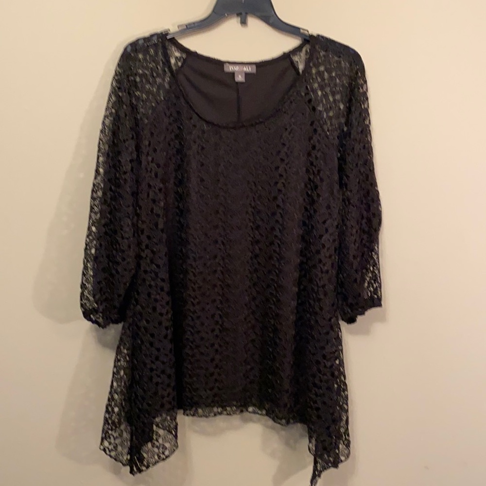 Roz&Ali ladies M black lace top.  Lined,polyester